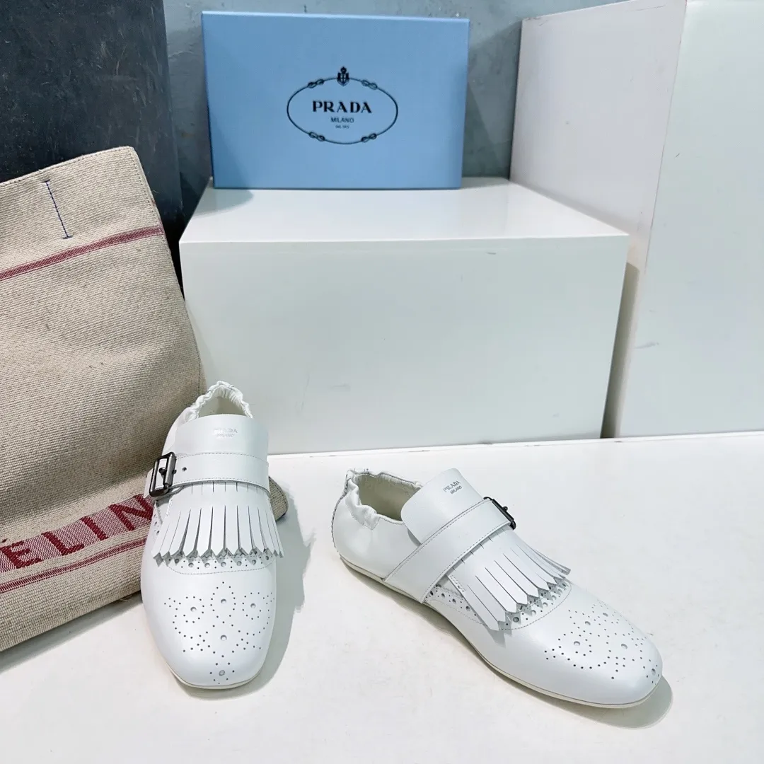 👟👟Ex-factory price 580👟👟! Prada 25 spring and summer catwalk new brogue carved tassel retro loafers and slippers series 🔥 🌟🌟🌟This shoe deliberately presents a classic and retro style, with both masculine temperament and feminine style, forming a binary contrast, highlighting the iconic style of the Prada series. The tassels are crafted using special craftsmanship, and details such as buckles and brogue patterns reveal traditional charm. An unconventional and surprising reinterpretation, the shoe is re-launched in a more fashionable design. The upper is made of imported calfskin, the lining is sheepskin, and the original molded rubber sole. Number of yards: 35-40 (40 pieces are non-refundable). Comes with original packaging.